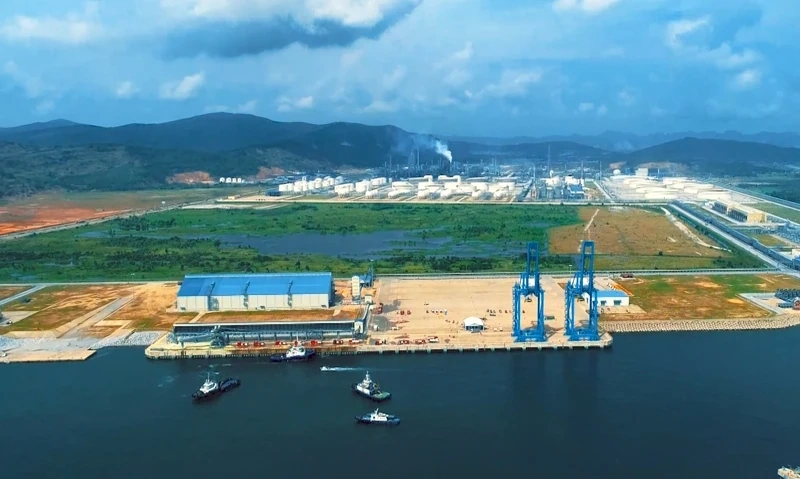 Nhịp xuân trên bến cảng