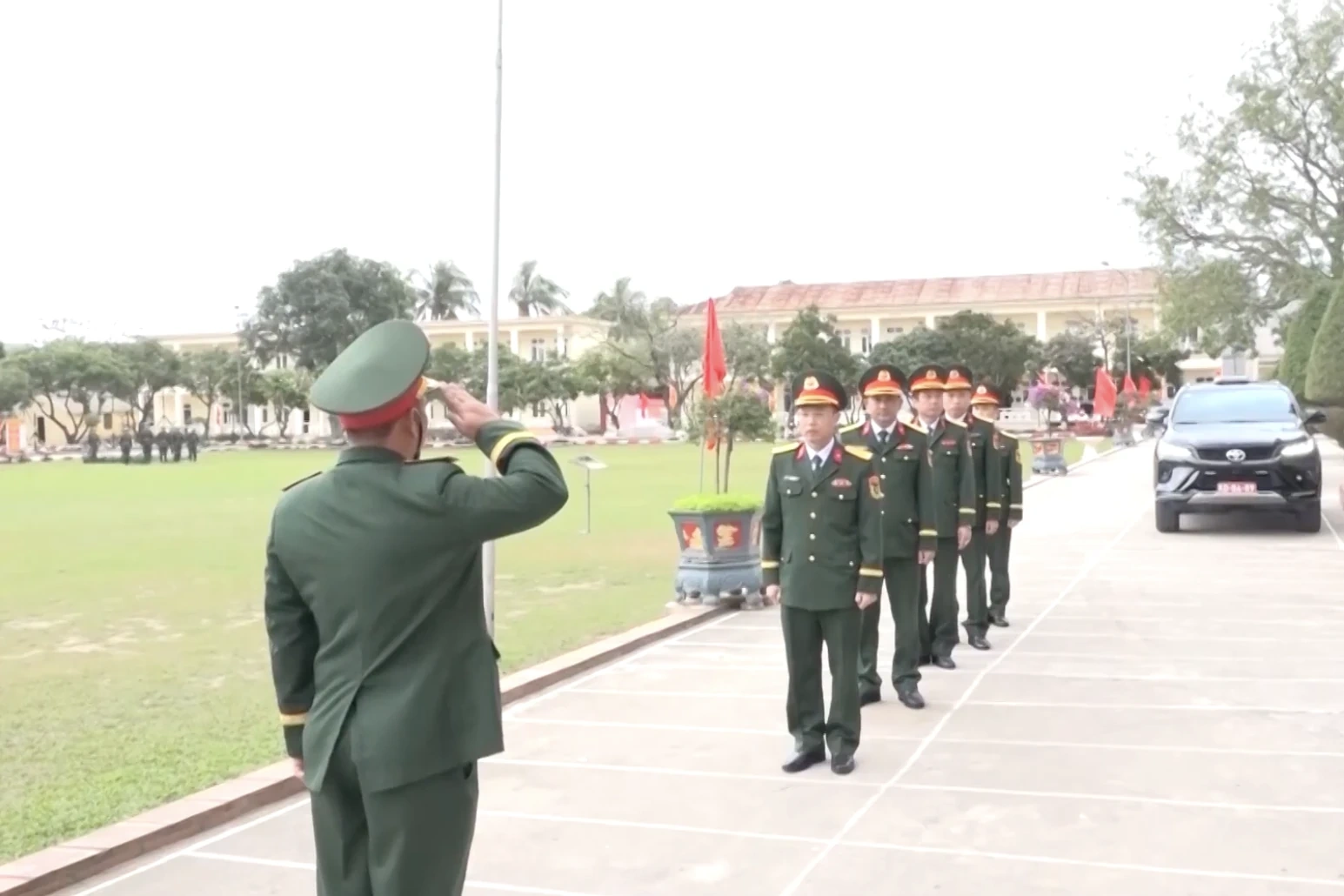 Bộ CHQS tỉnh kiểm tra sẵn sàng chiến đấu, chúc Tết đơn vị trực Tết