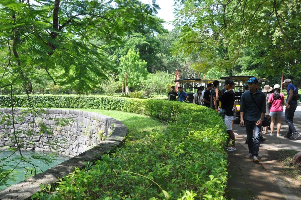 Đông đảo du khách tham quan Khu di tích Quốc gia đặc biệt Lam Kinh những ngày đầu xuân