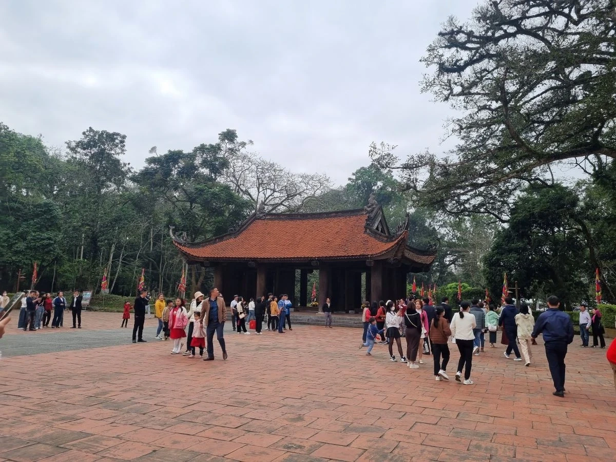 Đông đảo du khách tham quan Khu di tích Quốc gia đặc biệt Lam Kinh những ngày đầu xuân