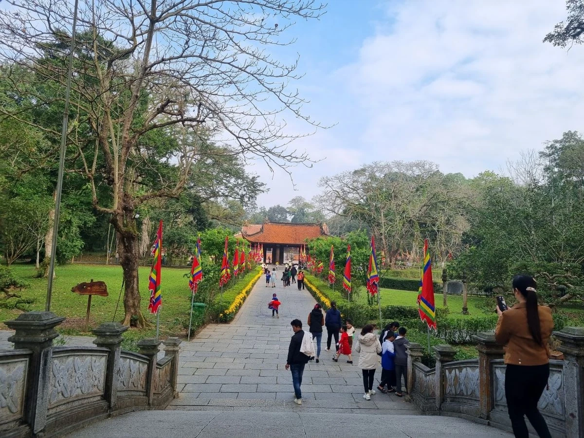 Đông đảo du khách tham quan Khu di tích Quốc gia đặc biệt Lam Kinh những ngày đầu xuân