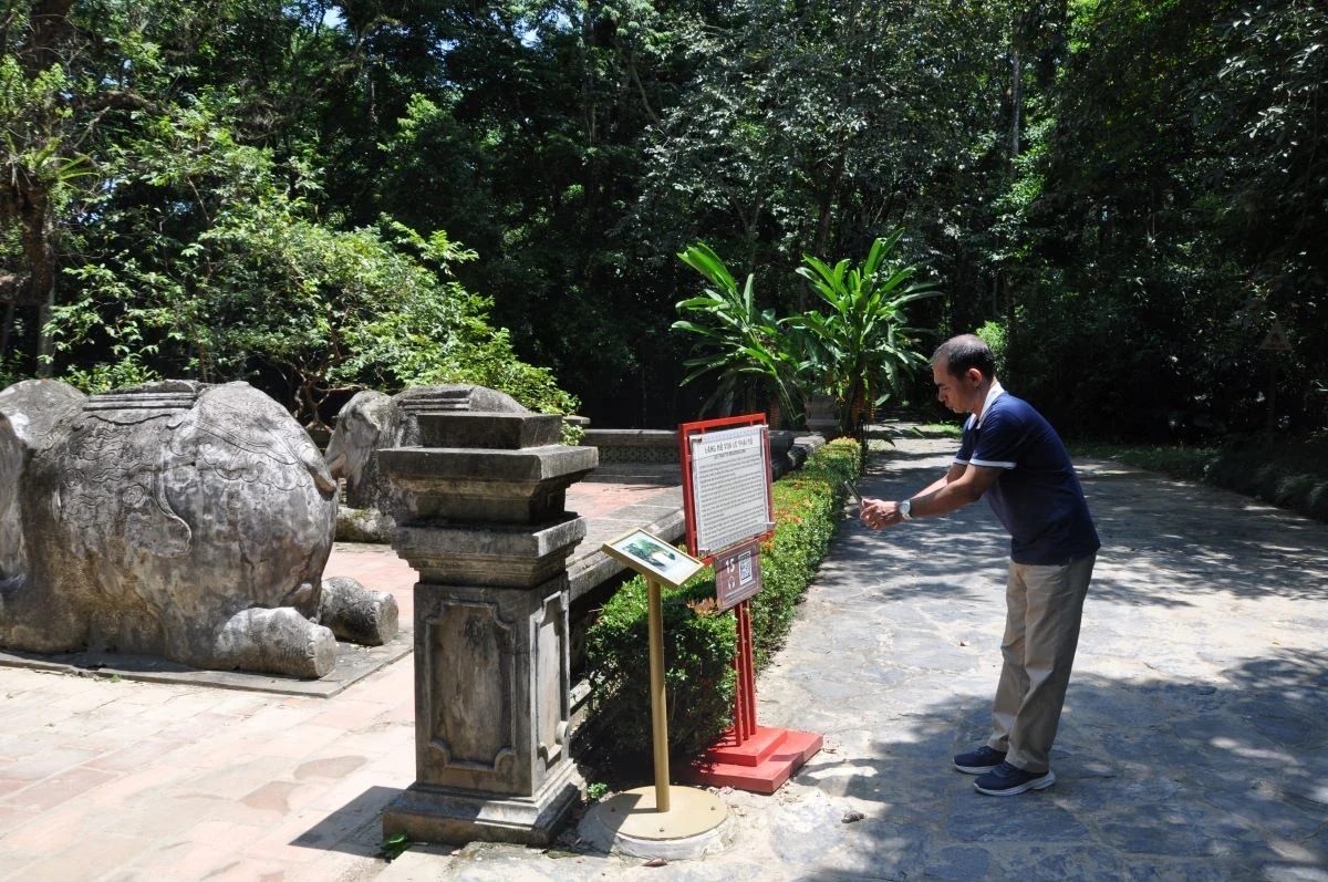 Đông đảo du khách tham quan Khu di tích Quốc gia đặc biệt Lam Kinh những ngày đầu xuân