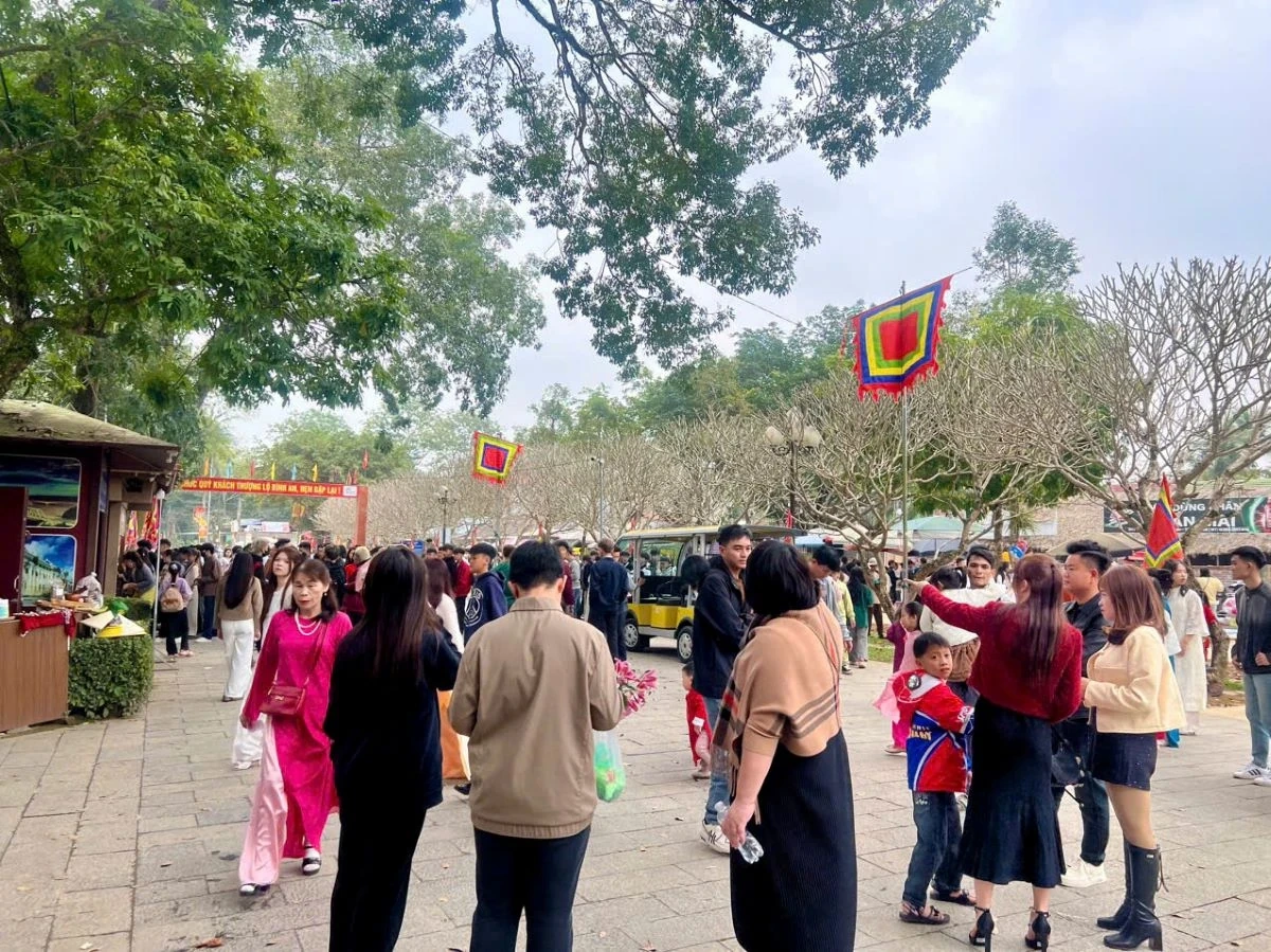 Đông đảo du khách tham quan Khu di tích Quốc gia đặc biệt Lam Kinh những ngày đầu xuân