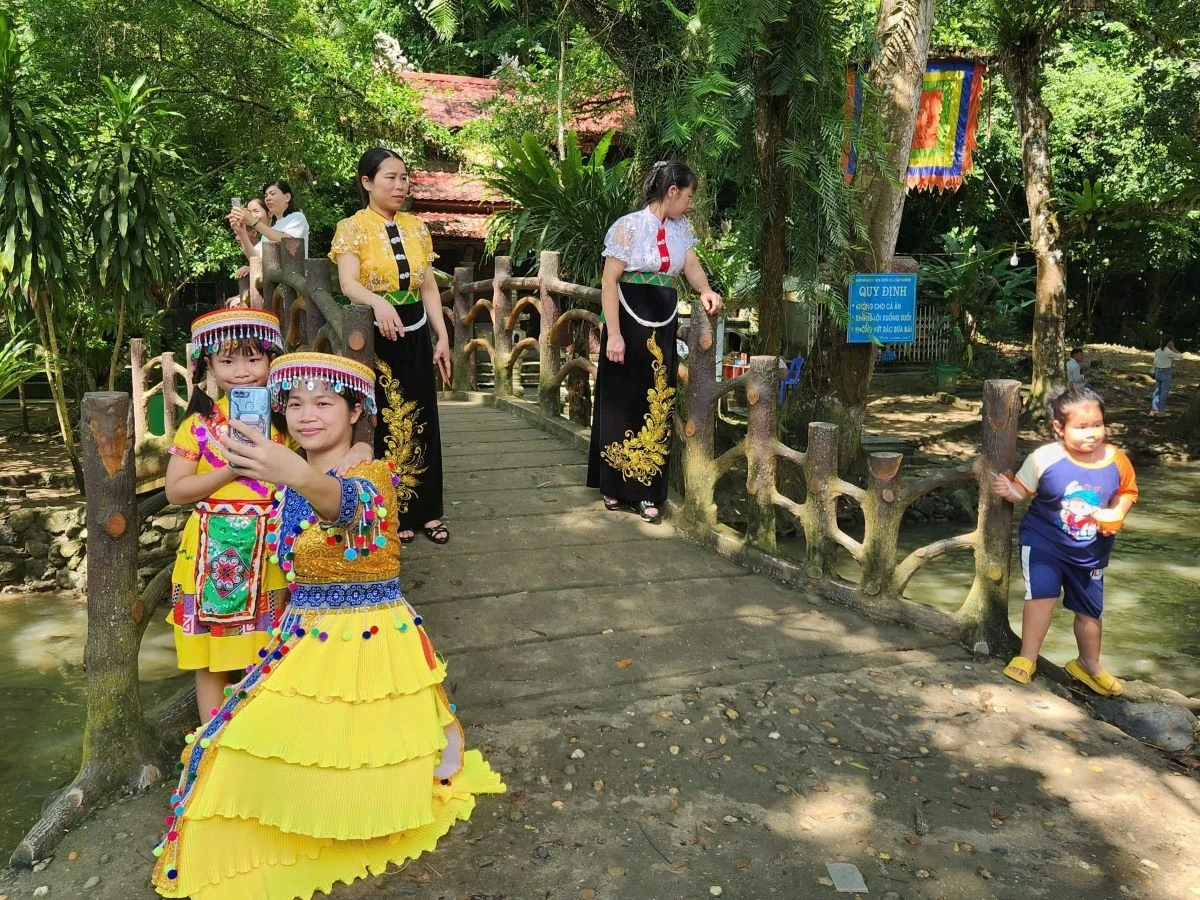 Du xuân ở Khu du lịch suối cá thần Cẩm Lương