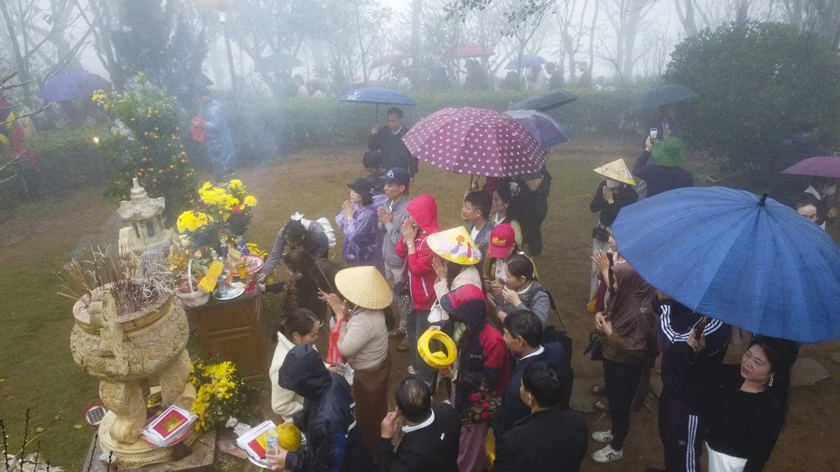 Du khách tấp nập hành hương về Am Tiên đầu xuân Bính Ngọ