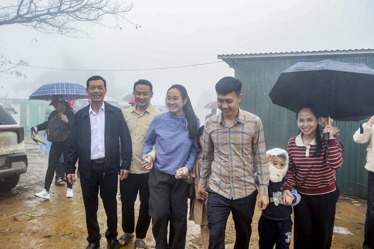 Du khách tấp nập hành hương về Am Tiên đầu xuân Bính Ngọ