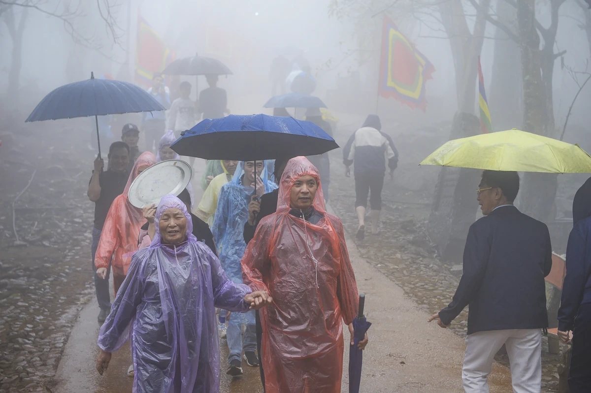 Du khách tấp nập hành hương về Am Tiên đầu xuân Bính Ngọ