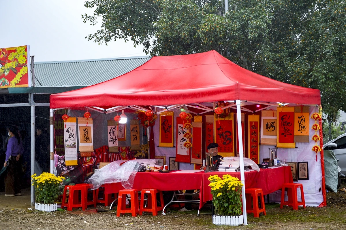 Du khách tấp nập hành hương về Am Tiên đầu xuân Bính Ngọ