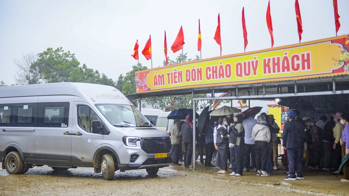 Du khách tấp nập hành hương về Am Tiên đầu xuân Bính Ngọ