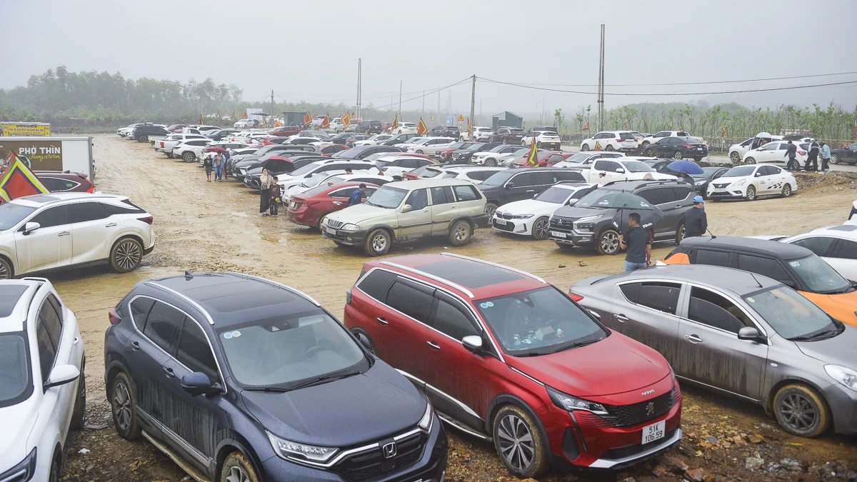 Du khách tấp nập hành hương về Am Tiên đầu xuân Bính Ngọ