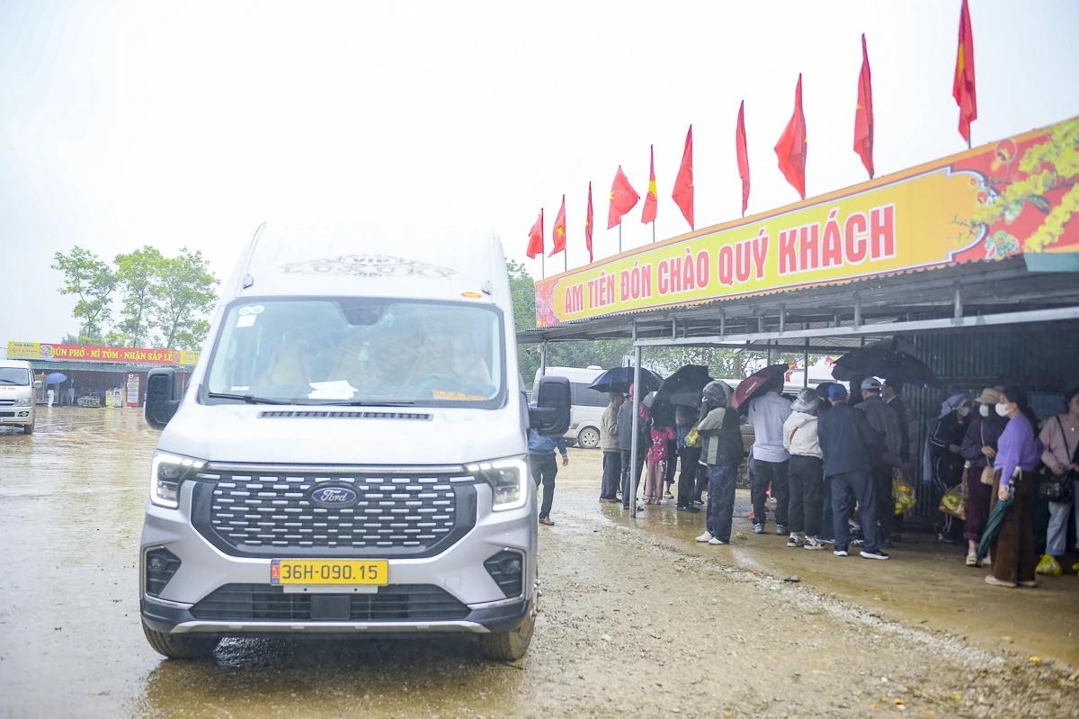 Du khách tấp nập hành hương về Am Tiên đầu xuân Bính Ngọ