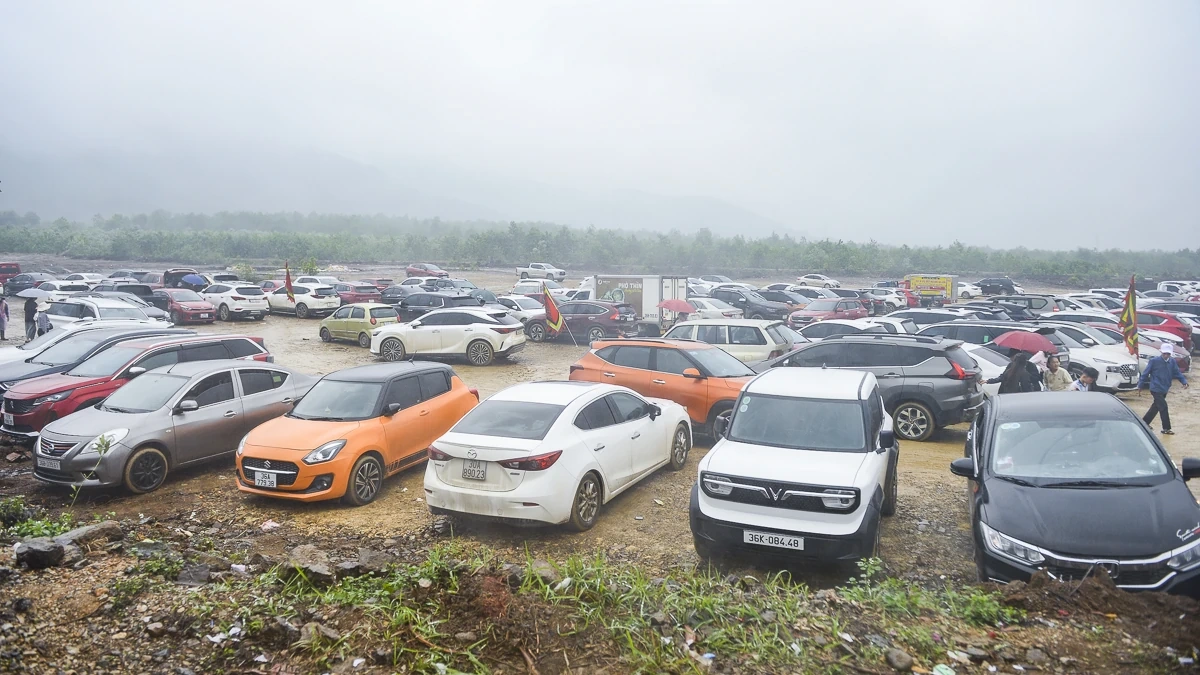 Du khách tấp nập hành hương về Am Tiên đầu xuân Bính Ngọ