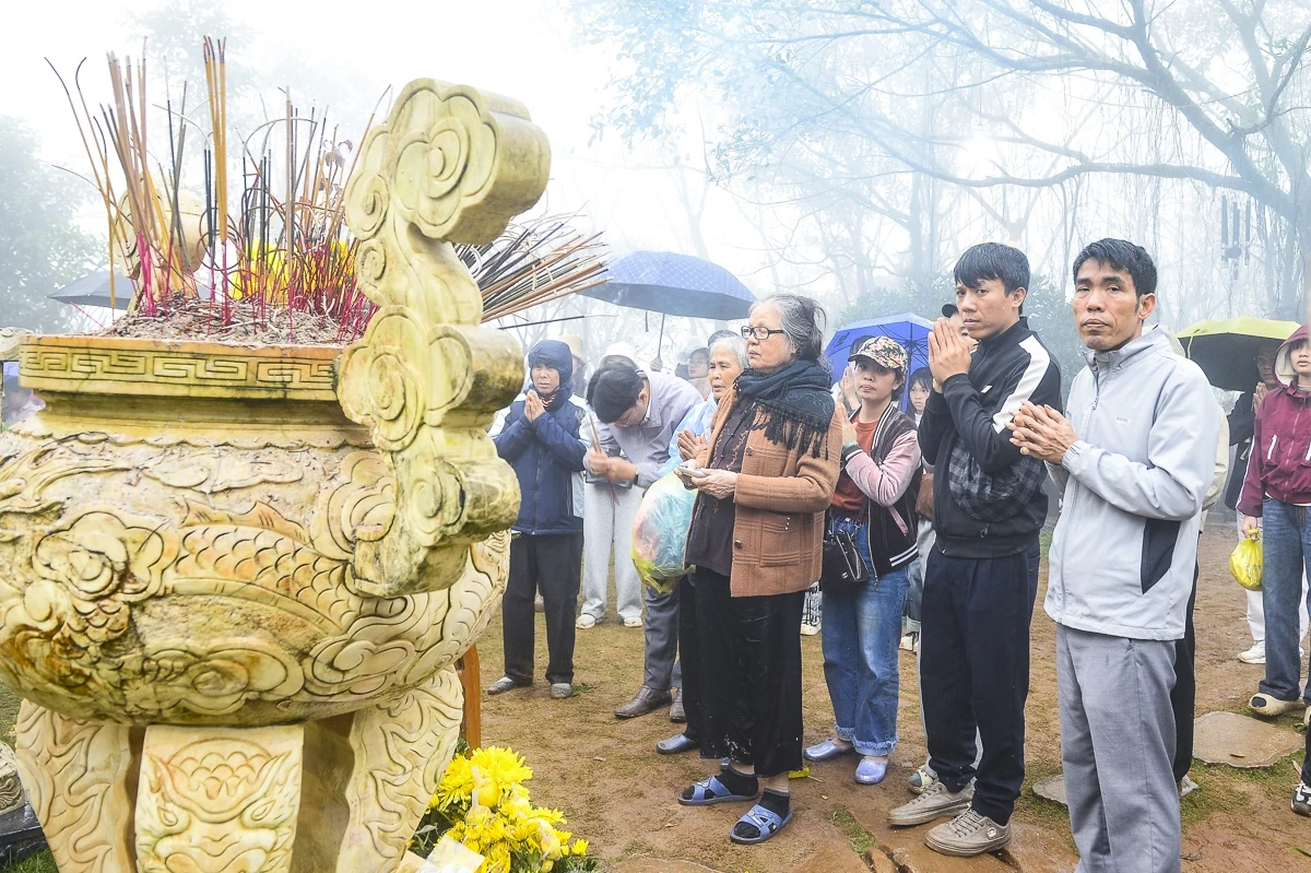 Du khách tấp nập hành hương về Am Tiên đầu xuân Bính Ngọ