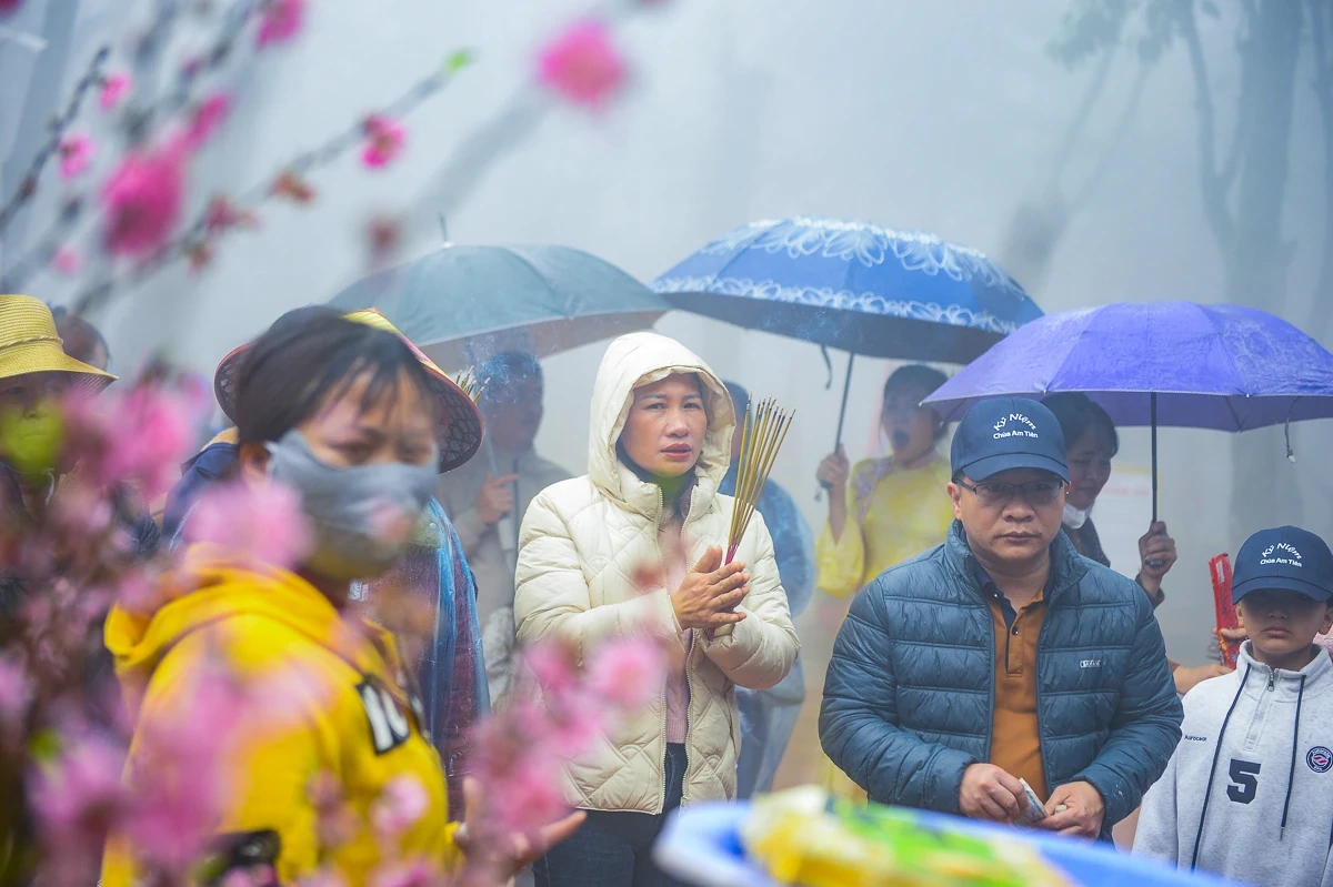 Du khách tấp nập hành hương về Am Tiên đầu xuân Bính Ngọ