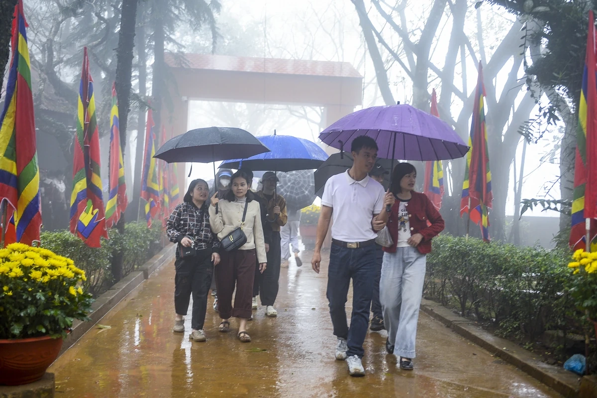 Du khách tấp nập hành hương về Am Tiên đầu xuân Bính Ngọ