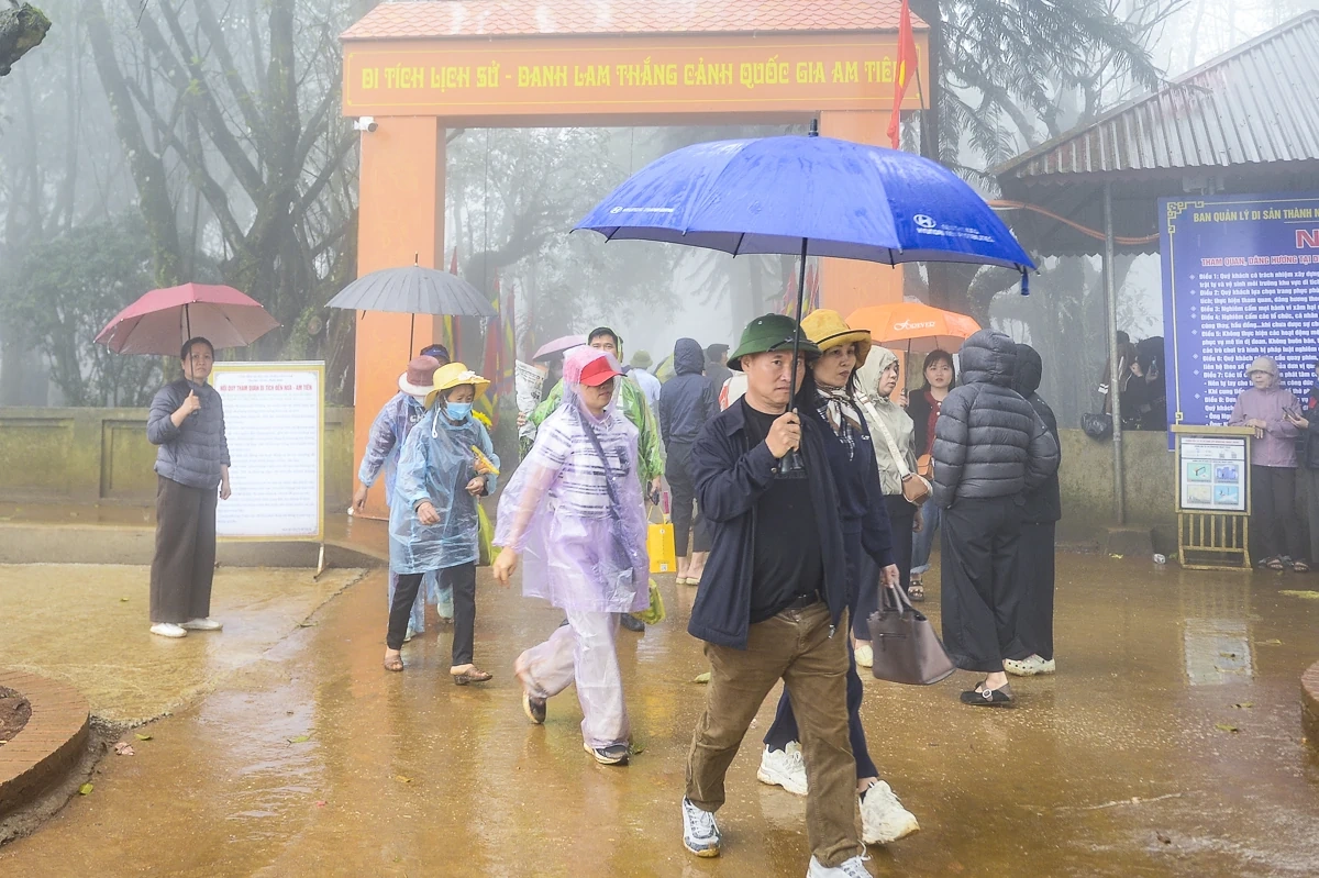 Du khách tấp nập hành hương về Am Tiên đầu xuân Bính Ngọ