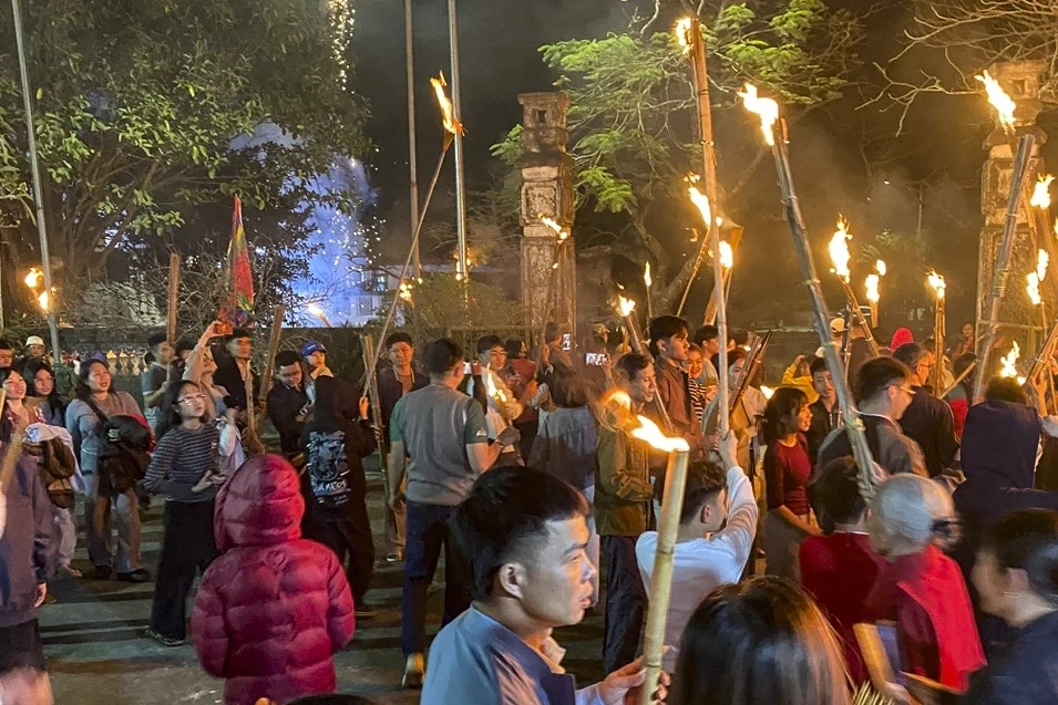 Người làng Động Bồng xin lửa đón năm mới