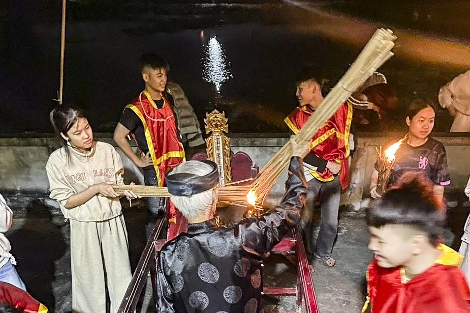Người làng Động Bồng xin lửa đón năm mới