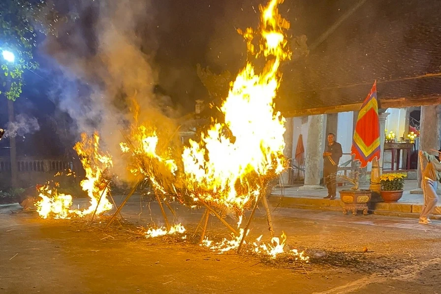 Người làng Động Bồng xin lửa đón năm mới