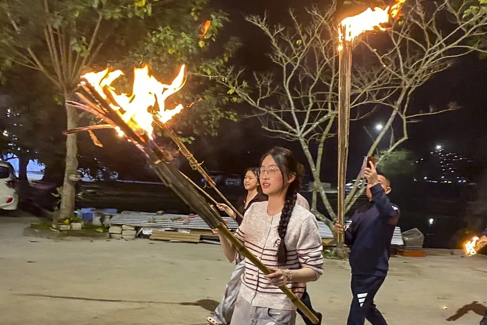 Người làng Động Bồng xin lửa đón năm mới