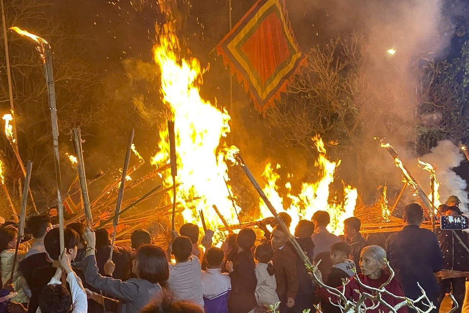 Người làng Động Bồng xin lửa đón năm mới