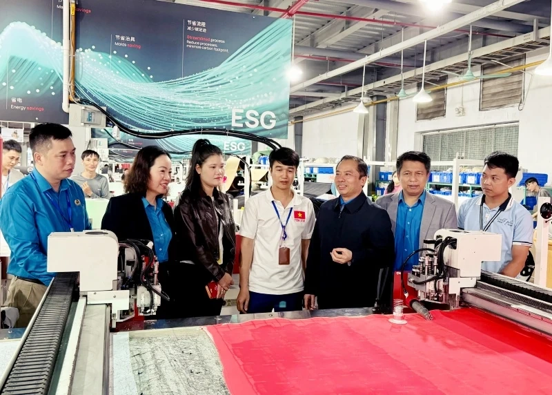 Thăm, động viên công nhân lao động dịp đầu năm mới