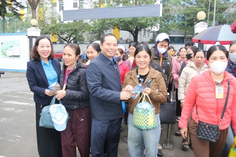 Thăm, động viên công nhân lao động dịp đầu năm mới