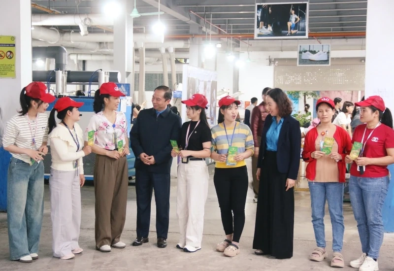 Thăm, động viên công nhân lao động dịp đầu năm mới