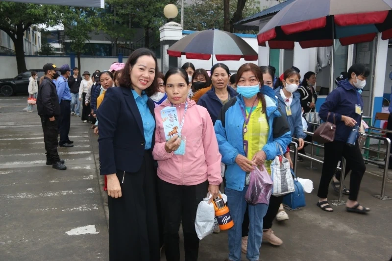 Thăm, động viên công nhân lao động dịp đầu năm mới