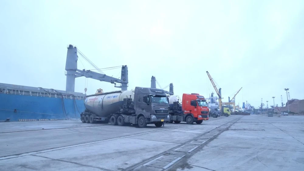 Nhộn nhịp trên cầu cảng