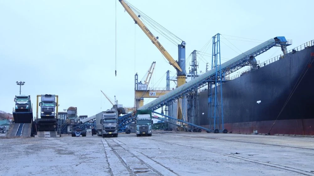 Nhộn nhịp trên cầu cảng