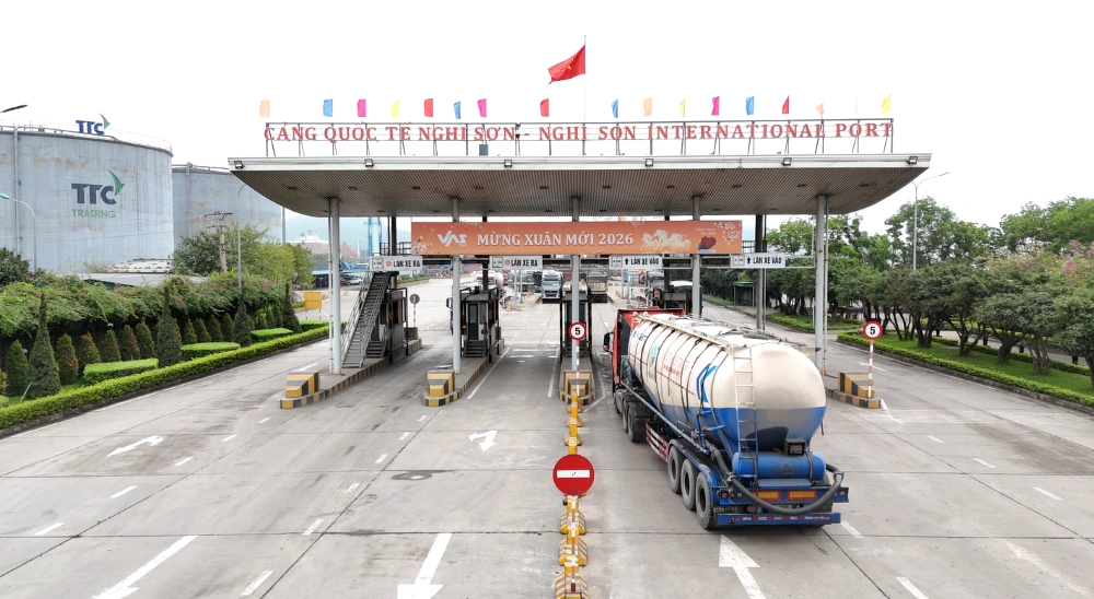 Nhộn nhịp trên cầu cảng