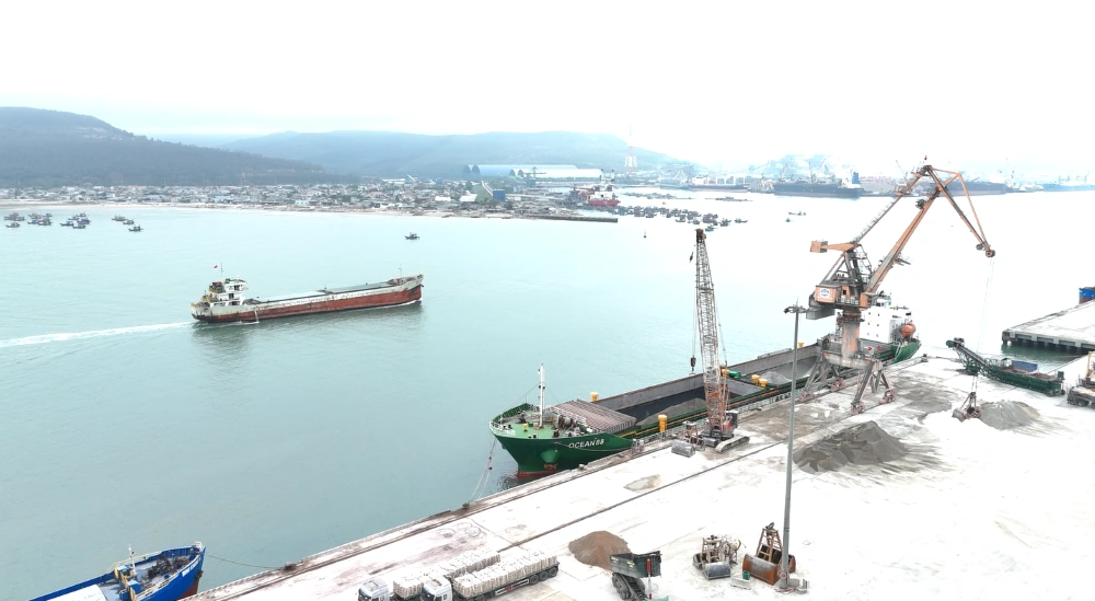 Nhộn nhịp trên cầu cảng