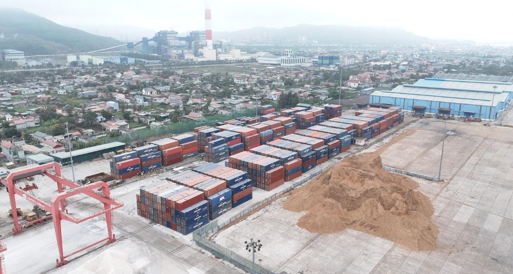 Nhộn nhịp trên cầu cảng