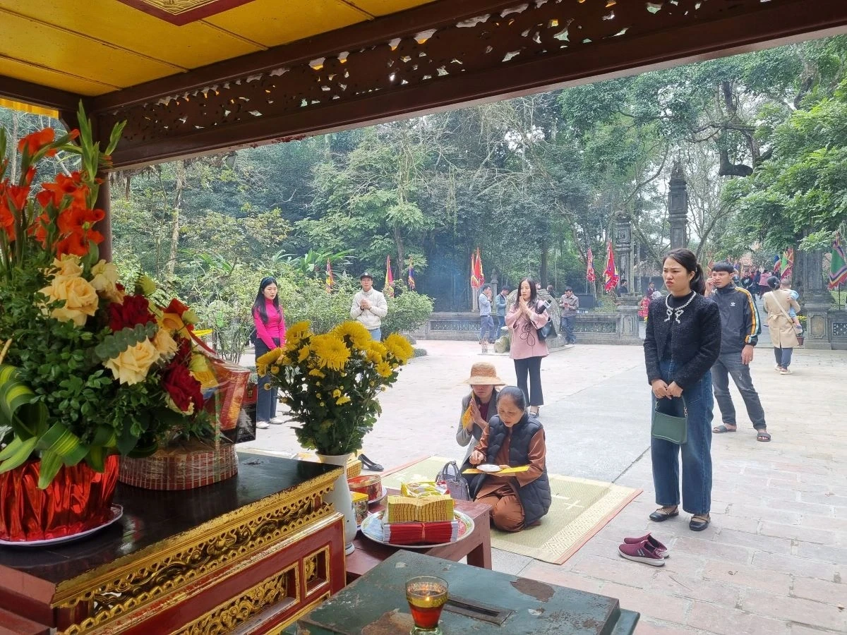 Đông đảo du khách tham quan Khu di tích Quốc gia đặc biệt Lam Kinh những ngày đầu xuân