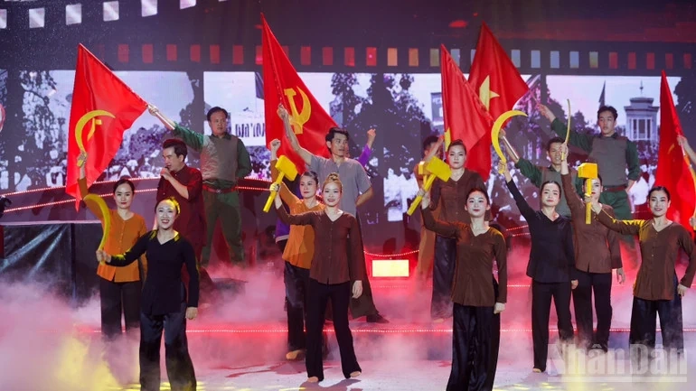 Thủ tướng Phạm Minh Chính dự Chương trình nghệ thuật chính luận “Thủ tướng Phạm Văn Đồng - Trọn đời vì nước, vì dân”