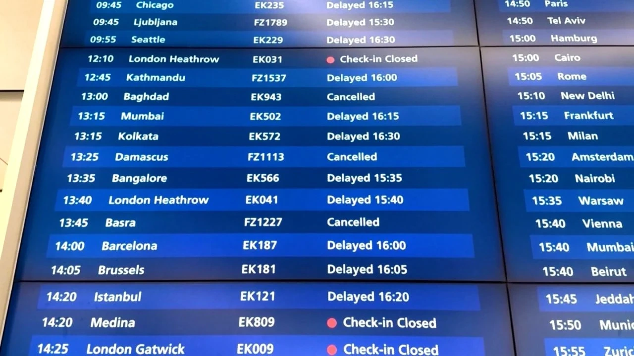 Hàng trăm nghìn hành khách mắc kẹt do gián đoạn hàng không sau các cuộc tấn công nhằm vào Iran