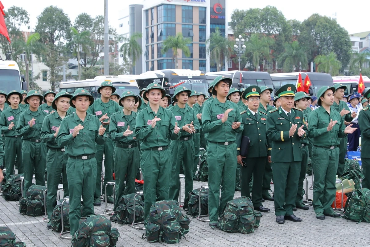 Bí thư Tỉnh ủy Nguyễn Doãn Anh và Thứ trưởng Bộ Quốc phòng Lê Đức Thái dự lễ giao nhận quân tại phường Hạc Thành