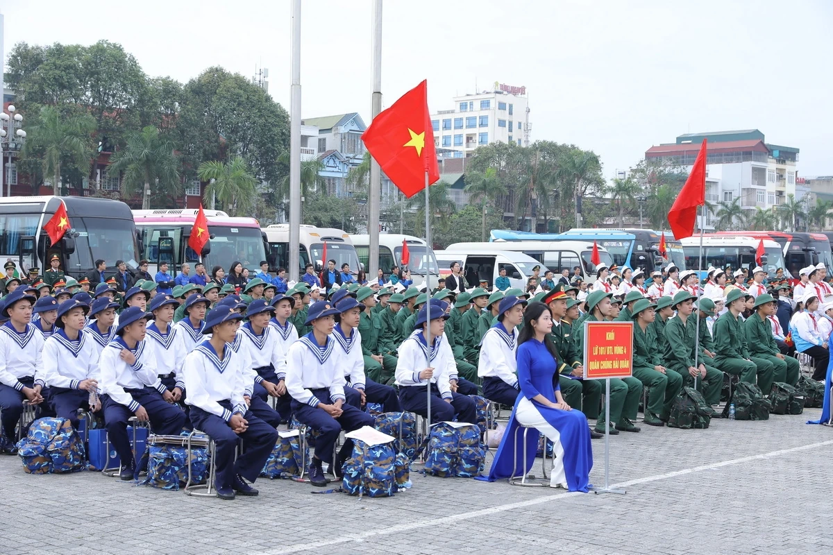 Bí thư Tỉnh ủy Nguyễn Doãn Anh và Thứ trưởng Bộ Quốc phòng Lê Đức Thái dự lễ giao nhận quân tại phường Hạc Thành