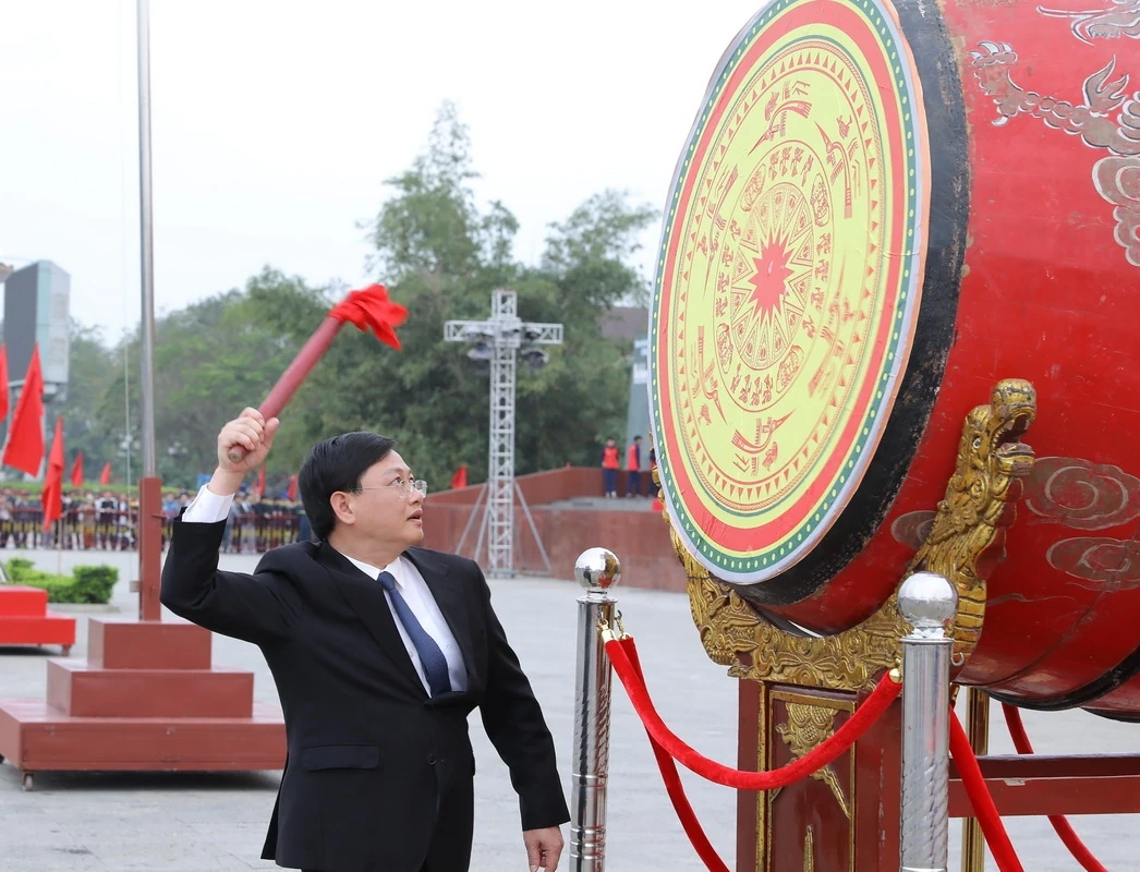 Bí thư Tỉnh ủy Nguyễn Doãn Anh và Thứ trưởng Bộ Quốc phòng Lê Đức Thái dự lễ giao nhận quân tại phường Hạc Thành