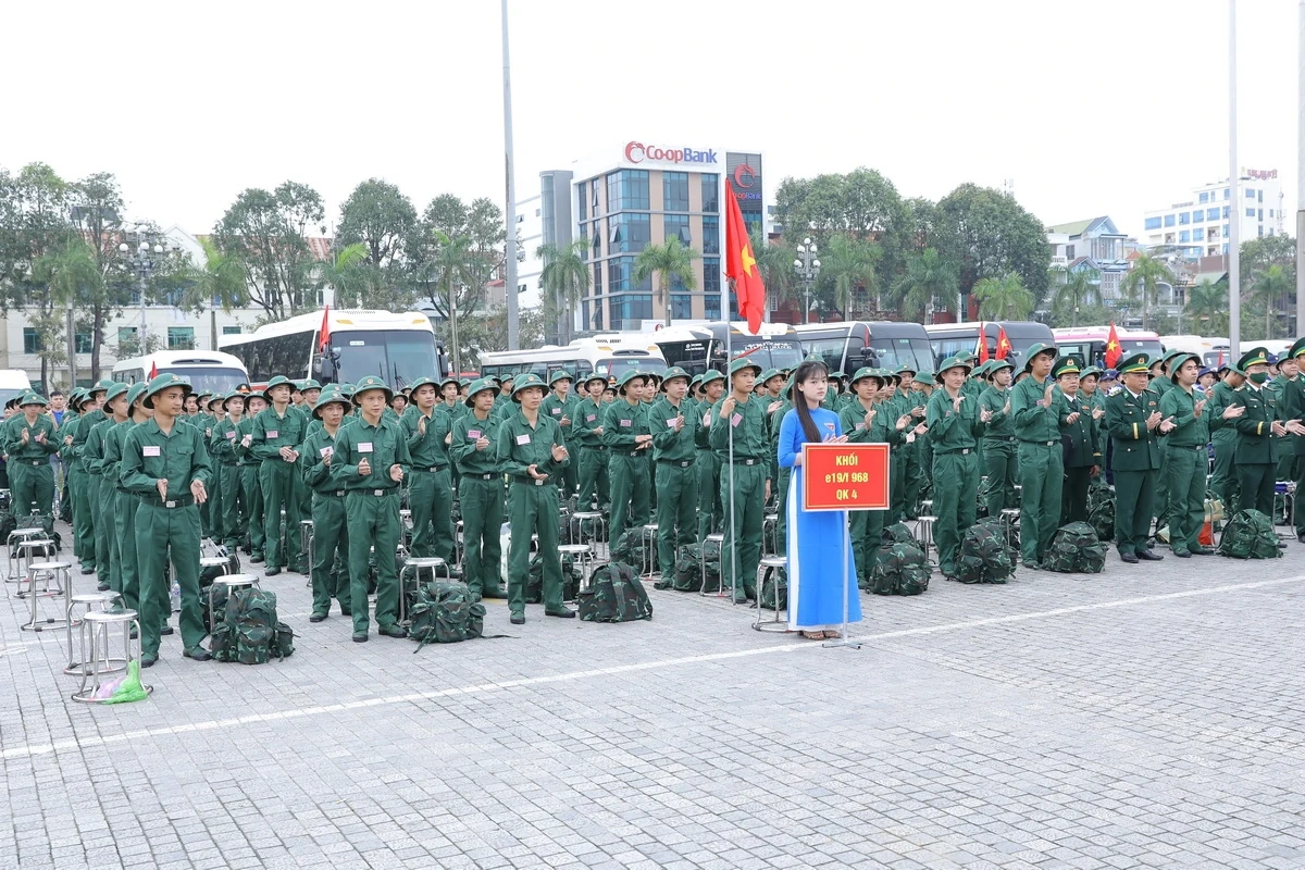 Bí thư Tỉnh ủy Nguyễn Doãn Anh và Thứ trưởng Bộ Quốc phòng Lê Đức Thái dự lễ giao nhận quân tại phường Hạc Thành