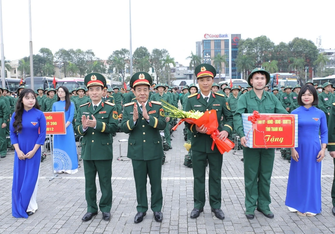 Bí thư Tỉnh ủy Nguyễn Doãn Anh và Thứ trưởng Bộ Quốc phòng Lê Đức Thái dự lễ giao nhận quân tại phường Hạc Thành