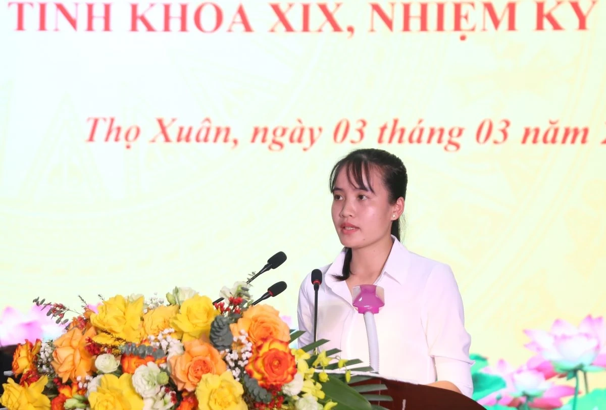 Chủ tịch UBND tỉnh Nguyễn Hoài Anh và các ứng cử viên đại biểu HĐND tỉnh tiếp xúc cử tri đơn vị bầu cử số 12