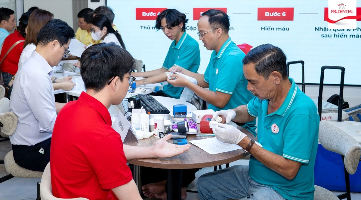 Hàng trăm nhân viên, tư vấn viên Prudential hiến máu hưởng ứng Lễ hội Xuân Hồng