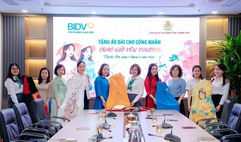 BIDV Lam Sơn trao tặng áo dài – lan tỏa yêu thương đến nữ công nhân