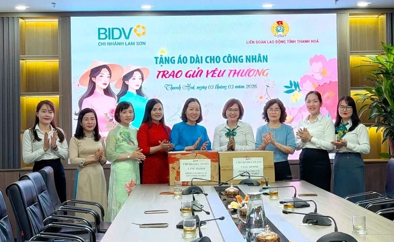 BIDV Lam Sơn trao tặng áo dài – lan tỏa yêu thương đến nữ công nhân