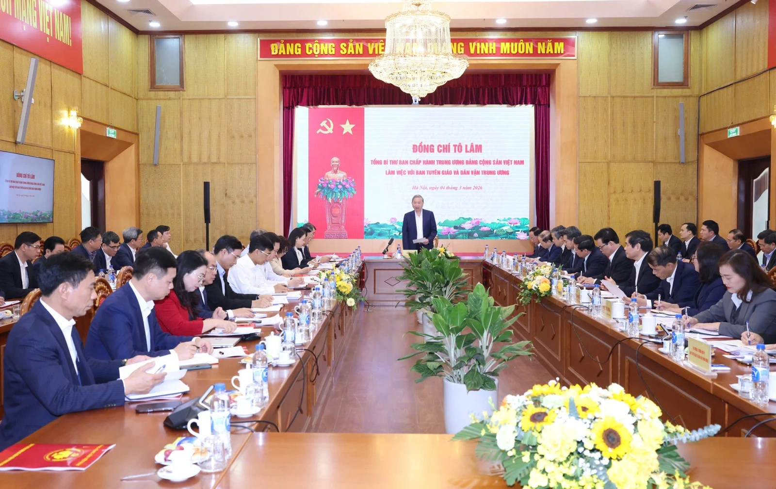 Tổng Bí thư: Công tác chính trị, tư tưởng phải thực sự đi trước, mở đường