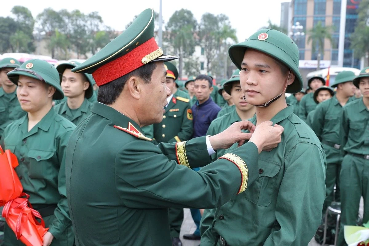 Bí thư Tỉnh ủy Nguyễn Doãn Anh và Thứ trưởng Bộ Quốc phòng Lê Đức Thái dự lễ giao nhận quân tại phường Hạc Thành