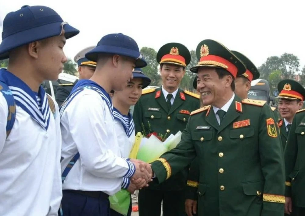 Bí thư Tỉnh ủy Nguyễn Doãn Anh và Thứ trưởng Bộ Quốc phòng Lê Đức Thái dự lễ giao nhận quân tại phường Hạc Thành