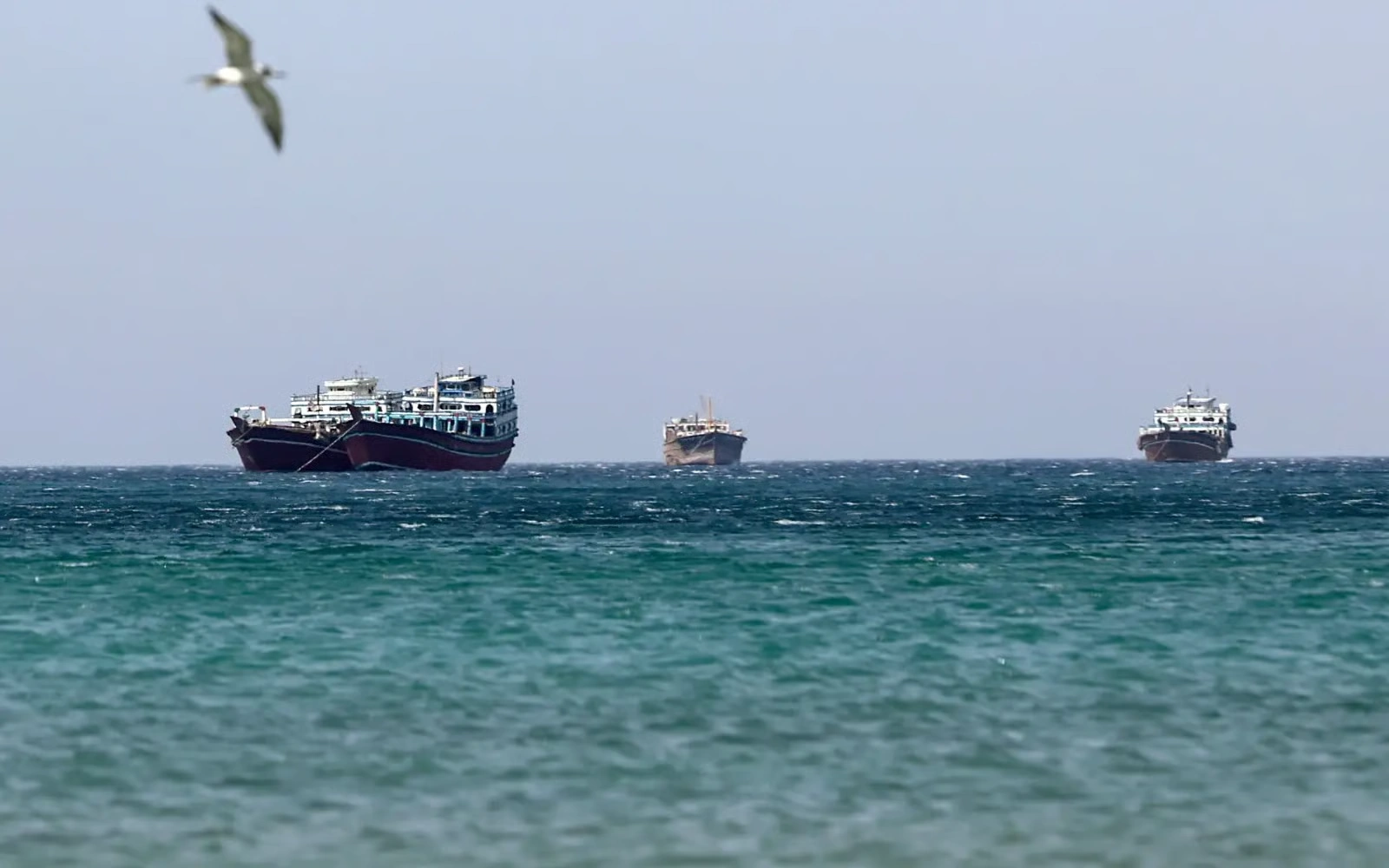 Iran đóng Eo biển Hormuz, tuyên bố “ đốt cháy” bất kỳ tàu nào đi qua